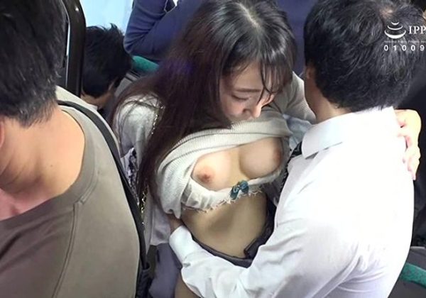SW-525 在拥挤的公共汽车上遇到了一个已婚女人！尽管她的丈夫在旁边，我还是把大鸡巴塞进了她的大屁股